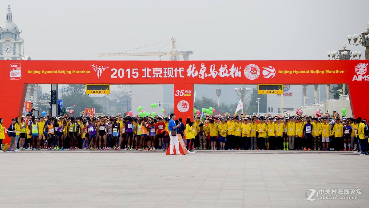 2016北京马拉松 2016北京马拉松推着婴儿跑步